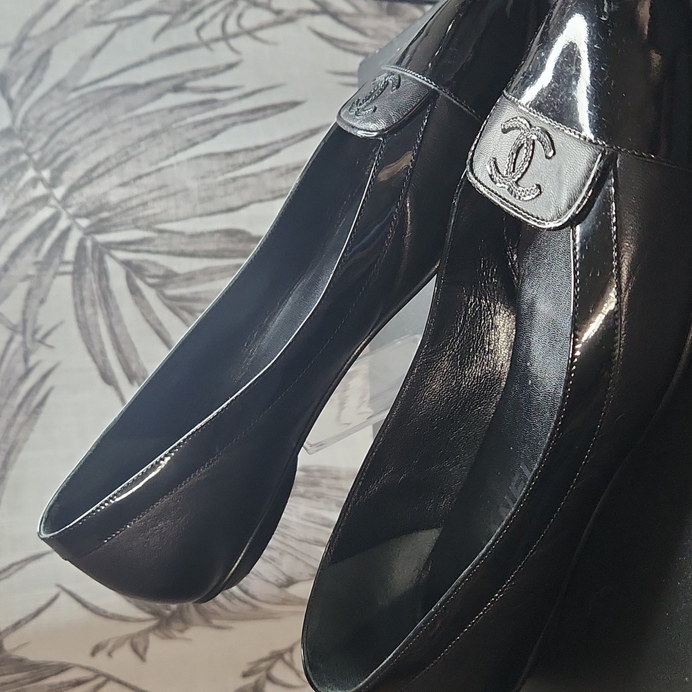 CHANEL Black Patent Leather Loafers Peek Logo At Toe Interlocking CC Size 38 EU